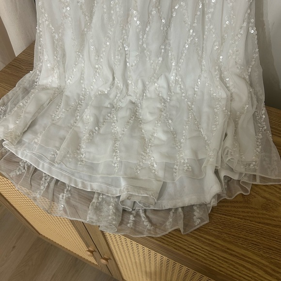 Mac Duggal Sequined Plunge Neck Sleeveless Column Gown - Picture 2 of 7